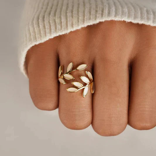 Milly - Uknuselig ring til hvite Opalbladblader