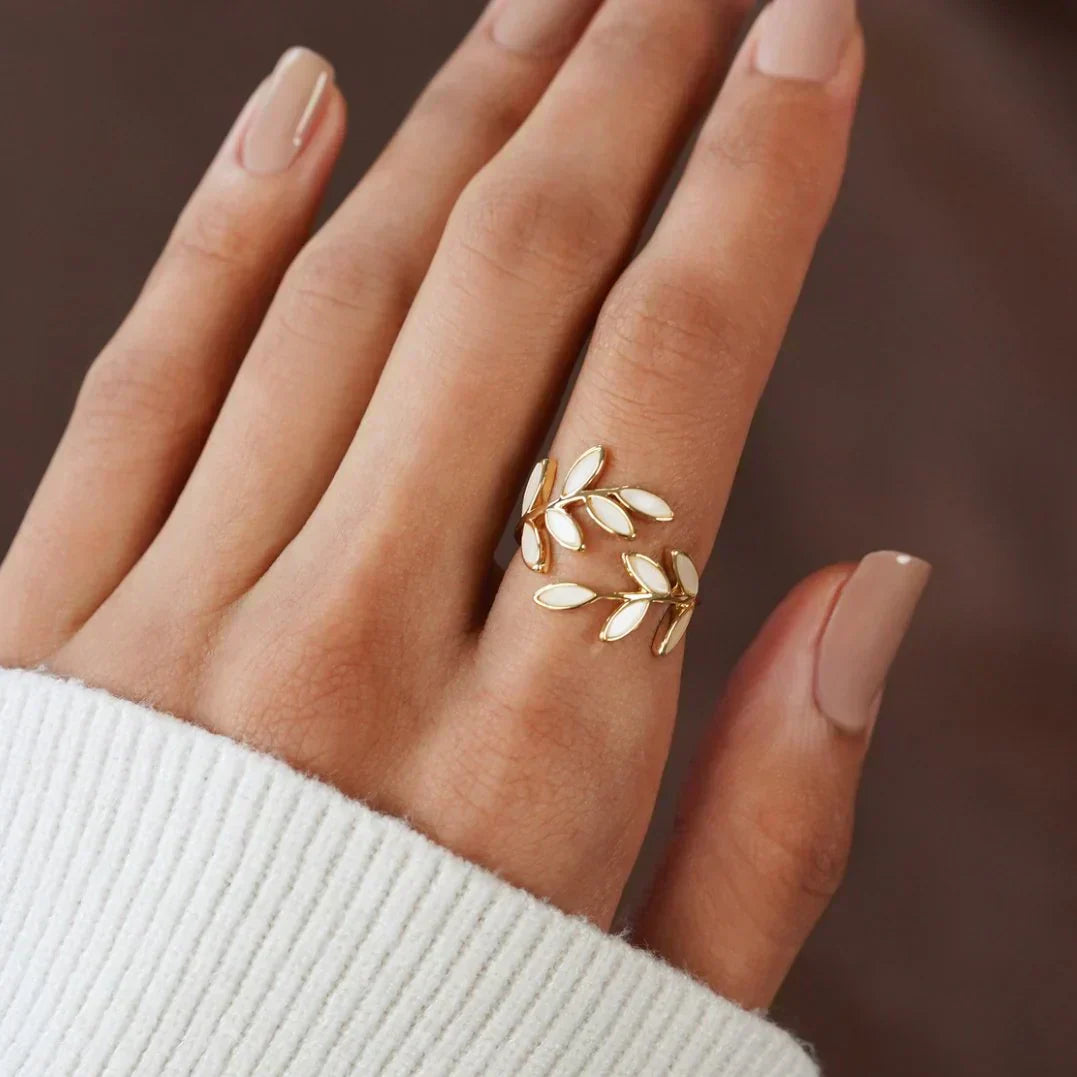 Milly - Uknuselig ring til hvite Opalbladblader